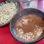 神田もといし - つけ麺[大]850円(税込)あつもり
      大盛までお値段据え置きでついついポチッと。
      濃厚スープは甘味も感じられ意外にくどくなくスルっといけます。
      特徴的な卓上調味料、玉葱と魚粉との相性も良いですね♪