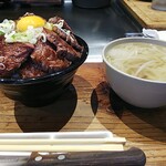 ステーキハウス インディアンズ - ランチ　ハラミマウンテン丼、日替わりスープ