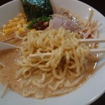 諭吉製麺所 - 手もみ白みそラーメン　900円　モミモミしてる麺