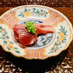 富小路 やま岸 - ☆迷い鰹（福井産）。太平洋側に回遊するはずの鰹が迷って日本海側に周り、脂がのった鰹になる。美味い！