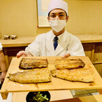 富小路 やま岸 - ◎海うなぎを（熊本・天草）を炭火で焼いて見せてくれる越中さん。
      