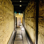 富小路 やま岸 - ◎玄関から続く石畳は、茶室の庭の露地の雰囲気を醸し出しいる。