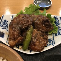 魚屋 小次朗 - 結構なボリューム。熱々！