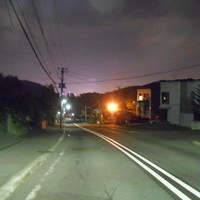 眞 - 店舗前の坂（奥は札幌中心部の街灯り）