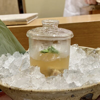 日本料理 太月 - スッポンの冷製仕立て
                    スッポンから煮出したスープが自然とゼリー状に固まりテゥルンと、冷たいコラーゲンの塊の下にはスッポンの身がゴロリ、スッキリとした口当たりながら味わい濃く旨みがあります。