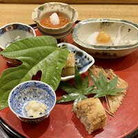 日本料理 太月 - 八寸
                    ◆北海道の新イクラ醤油漬け
                    ◆新イカ（スミイカの赤ちゃん）にくちこ
                    ◆金時草のアーモンド胡麻和え
                    ◆子持ち昆布出汁漬け
                    ◆鮎のうるか真子と白子
                    ◆対馬の穴子の小袖寿司
                    ◆マナガツオの骨煎餅