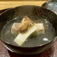 日本料理 太月 - 甘鯛におぼろ昆布を巻き酒蒸しに、脇役はブータン産の松茸です。
                    一番出汁のスッキリとした味に松茸の香り、秋を感じますね。
                    おぼろ昆布のトロミと旨みを纏った甘鯛のふっくらさ、優しい美味しさに溢れています♪
