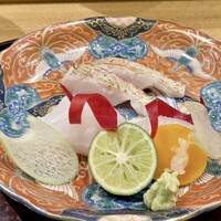 日本料理 太月 - お造り
                      お皿奥：島根県浜田のドンチッチのどぐろ
                      お皿左：五島列島のクエ
                      お皿右：横須賀のマコガレイ
                      
                      お月様にうさぎを型取っているのが秋を感じさせます。
                      中秋の名月といったところでしょうか。