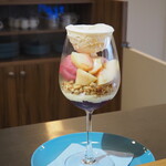 ラトリエ ドゥ ノノ - ピンクペッパーとアーモンドのメレンゲ