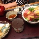 かごの屋 - 海鮮ちらし丼 天ぷら茶碗蒸しセット 1974円。