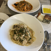アルフォルトゥーナ - 鶏胸肉とキノコのペペロンチーノ、サーモンとナスのトマトソース