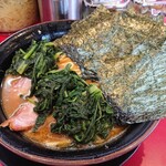 家系ラーメン たつ家 - らーめん（中盛） トッピングでホウレンソウ+のり