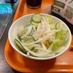 ペッパーランチ - セットのサラダはシャキシャキ大根のミニ野菜サラダ。