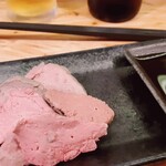 立喰い焼肉 治郎丸 - 牛レバー刺し身390円（税抜）
