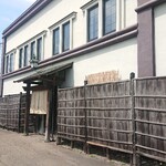 Soba Ogawa - 正面。建物は1911年(明治44年)開業の小川醸造(小川銘醸)酒蔵。補修手入れをしながら趣そのままに利用している。