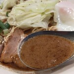 Ramen Yatai Hone No Zui - 黒マー油が混ざった濃厚スープ