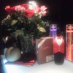 ルチアーノショー - カウンター左端にはバラの生花が。