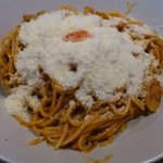 カフェ・ロンディーノ - ドバッと粉チーズとタバスコ少々でいただくのがスパゲッティの美味しい食べ方