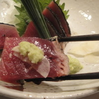 ぎんざ 一二岐 - 2012.11.10）カツオの塩タタキのアップ。にんにくとわさびをのせ、粗塩でいただきます