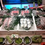 紅翻天生猛活海鮮 - 店頭に新鮮な魚貝が並び、選んで調理していただけます。