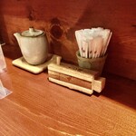 めしの助 - 卓上の七味・醤油他