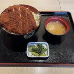 明治亭 - 味噌汁・漬け物付き
