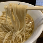 麺屋あごすけ - 麺はストレート細麺。全粒粉でしょうか麺に粒々が見えます。