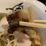 麺屋あごすけ - こちらは鶏もも肉チャーシュー。炙って香ばしさがあります。