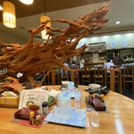 寿屋　寿庵 - 店内の様子です。大きな流木風のインテリアがありました。