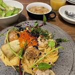 イタメシヤ Bonito 町田 - サラダはドレッシングやトッピングもカスタマイズできます。スープは1種、野菜たっぷりで美味しい。