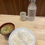 とんかつ ばんぶー - ライス２人前、豚汁1人前。女心をくすぐる洒落た水差し