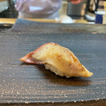 松寿司 - ホッキ貝。北海道や東北地方で水揚げされる2枚貝。私にはとても馴染み深い貝です！とにかく濃厚な旨みが特徴。扱いが難しい貝としても有名です。