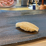 松寿司 - キスの昆布締め。旬は春～夏。カスゴより風情がありサヨリ以上に上品と言われますが、処理が面倒なのでなかなかお鮨屋さん泣かせだそうです。