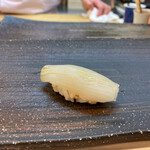 松寿司 - 剣先イカ。いつもながら美しい繊細な飾り包丁に惚れ惚れ。パリッとした新鮮な食感と旨みがたまりません！