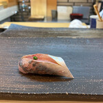 松寿司 - アジ。とろけるようなダイナミックな食感！春～夏が旬のアジは脂がのって絶品です(๑´ڡ`๑)