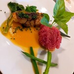 レストラン土手 - タイのポアレ。チヌのスモークの上にドラゴンレッド（じゃが芋）マッシュポテト！黄色トマトだけ集めたトマトソースです(^O^)