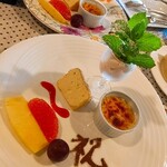 レストラン土手 - デザート盛り！
      イチヂクのジェラート、クレームブリュレ、シフォンケーキ、フルーツ。