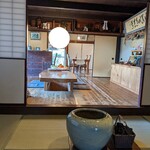 レストラン土手 - 手前掘りごたつ→待ち合い
      奥テーブル席→食事席