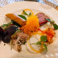 レストラン土手 - 前菜盛り。
                    コリンキー（生カボチャ）（中央の人参に見えるやつ）
                    ベイカ
                    鮎の春巻き
                    鴨自家製スモーク
                    タコマリネ