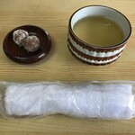紅葉屋 - 豆菓子、冷たいお茶、おしぼり