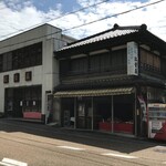 紅葉屋 - 外観（右の和風建物がお土産処、左の白い建物がお食事処）