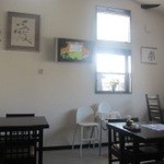 こんや - 明るい店内はしっかりした造りので日本家屋の骨組みを活かした構造で店内からも見える