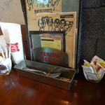 パントリー コヨーテ - ハンバーグを包む紙とケチャップとマスタード