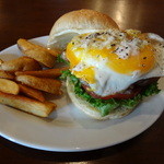 パントリー コヨーテ - 新製品のベーコンロールエッグバーガー（スープ付き）