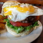 パントリー コヨーテ - ベーコンロールエッグバーガー