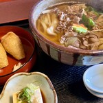 たにむら - ●肉うどん¥800 ●稲荷寿司と小鉢がセットになった「うどんセット¥150」平日のみ