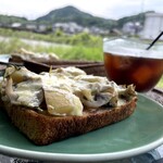 かぴばらこーひー - トーストとコーヒーと川