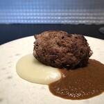 クロマニヨン - ◆サークルバーグ・・放牧した豚、牛肉、小量のジビエで作られているそう。 自家製デミグラスソース、ポテトピューレ添え。