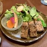 ジャム cafe 可鈴 - 【メインプレート】和風ミートローフ、グリーンサラダ、自家製ピクルス