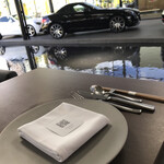 キュッヒェ - テラス席。QRコードを読み取るとメニューが見れます。